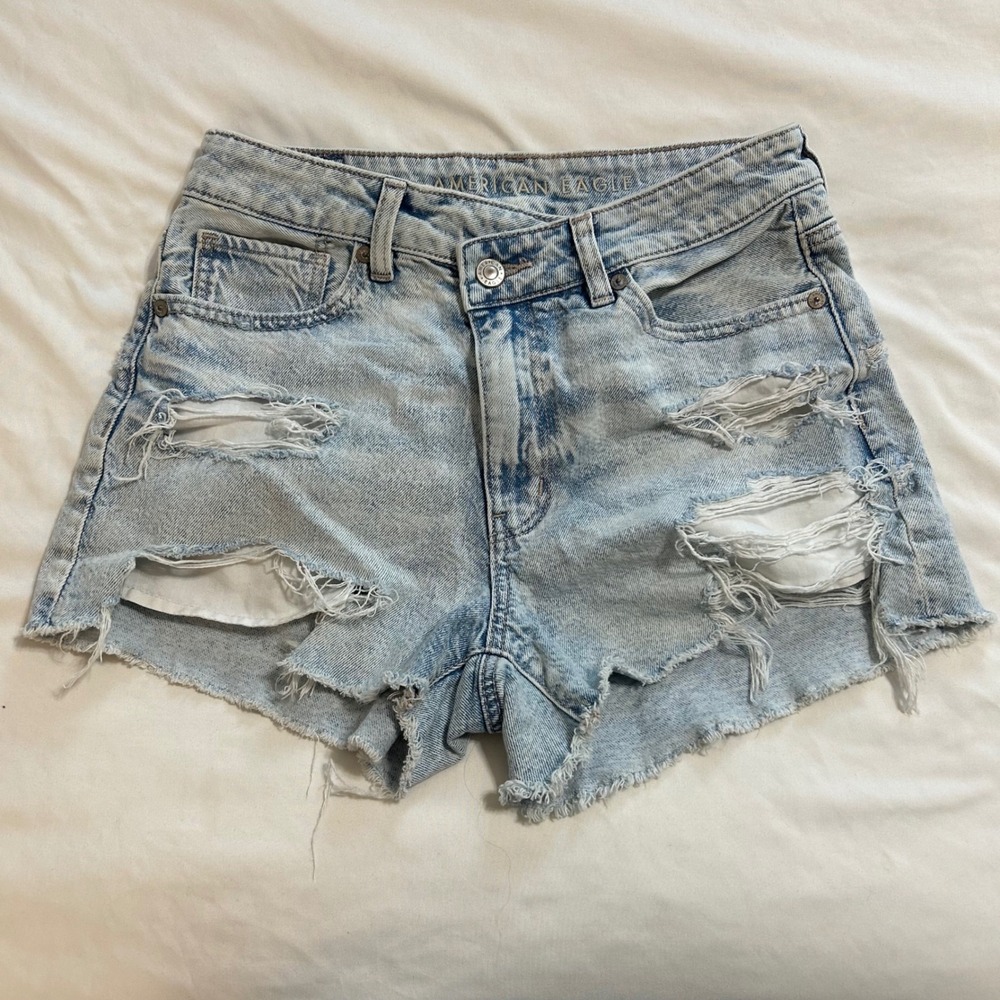 American Eagle Mom Short Light‎ Wash Distressed Denim High Waisted Size 2